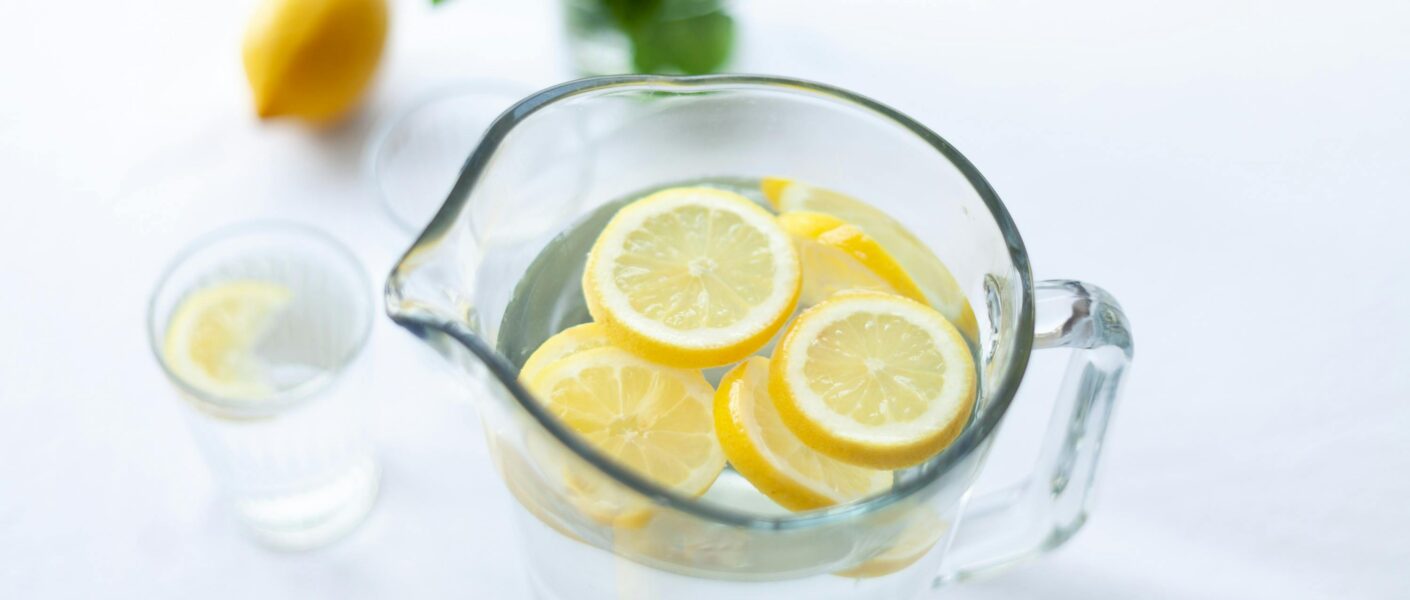 Een sporter drinkt water uit een herbruikbare fles tijdens het sporten.