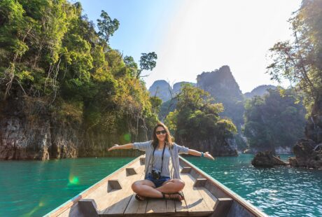 Een wereldkaart met verschillende vakantiebestemmingen.