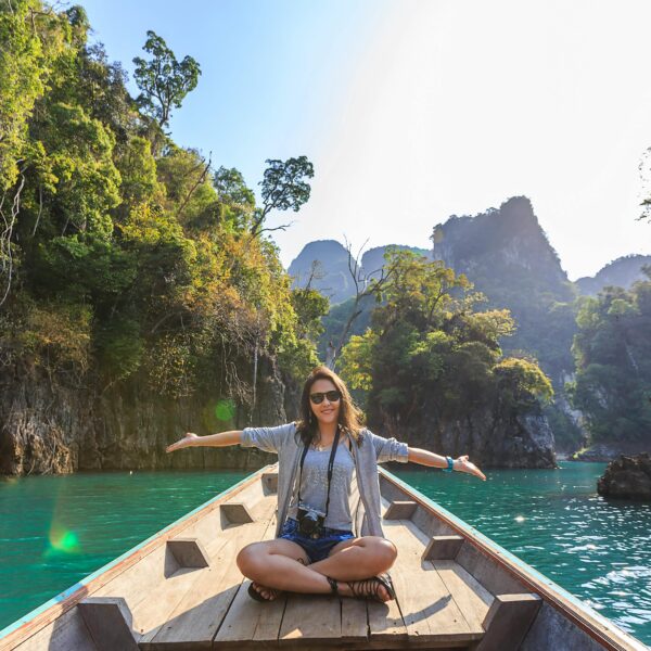 Een wereldkaart met verschillende vakantiebestemmingen.